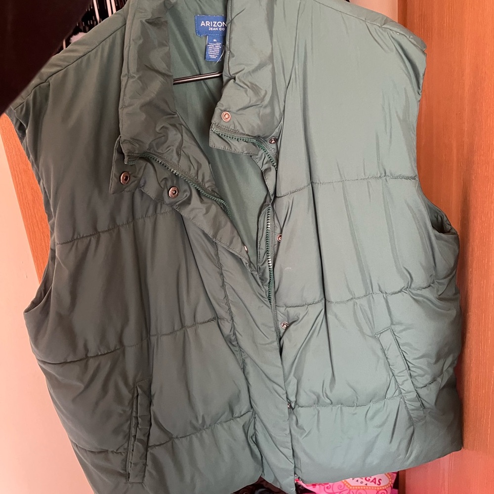 Dark emeralds green puffer vest!